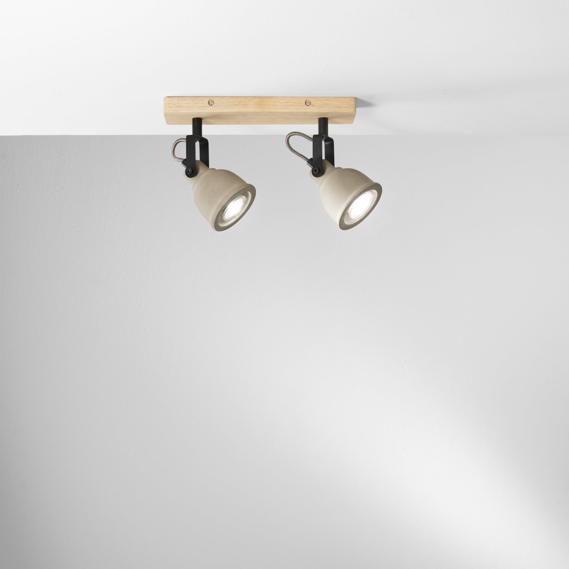Applique 2 luci base legno spot orientabile cemento naturale rifiniture nero-nichel 2XGU10 non incl. KISA Applique 2 luci base legno spot orientabile cemento naturale rifiniture nero-nichel 2XGU10 non incl. KISA